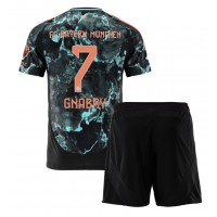 Camiseta Bayern Munich Serge Gnabry #7 Segunda Equipación Replica 2024-25 para niños mangas cortas (+ Pantalones cortos)